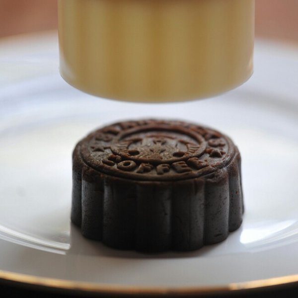  p>摩卡咖啡月饼是以咖啡为冰皮制成的新式月饼,属于西点的一种.