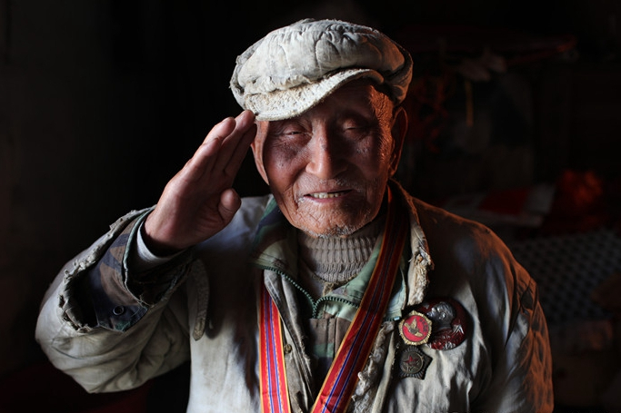 曾荣获过集体二等功和个人三等功.