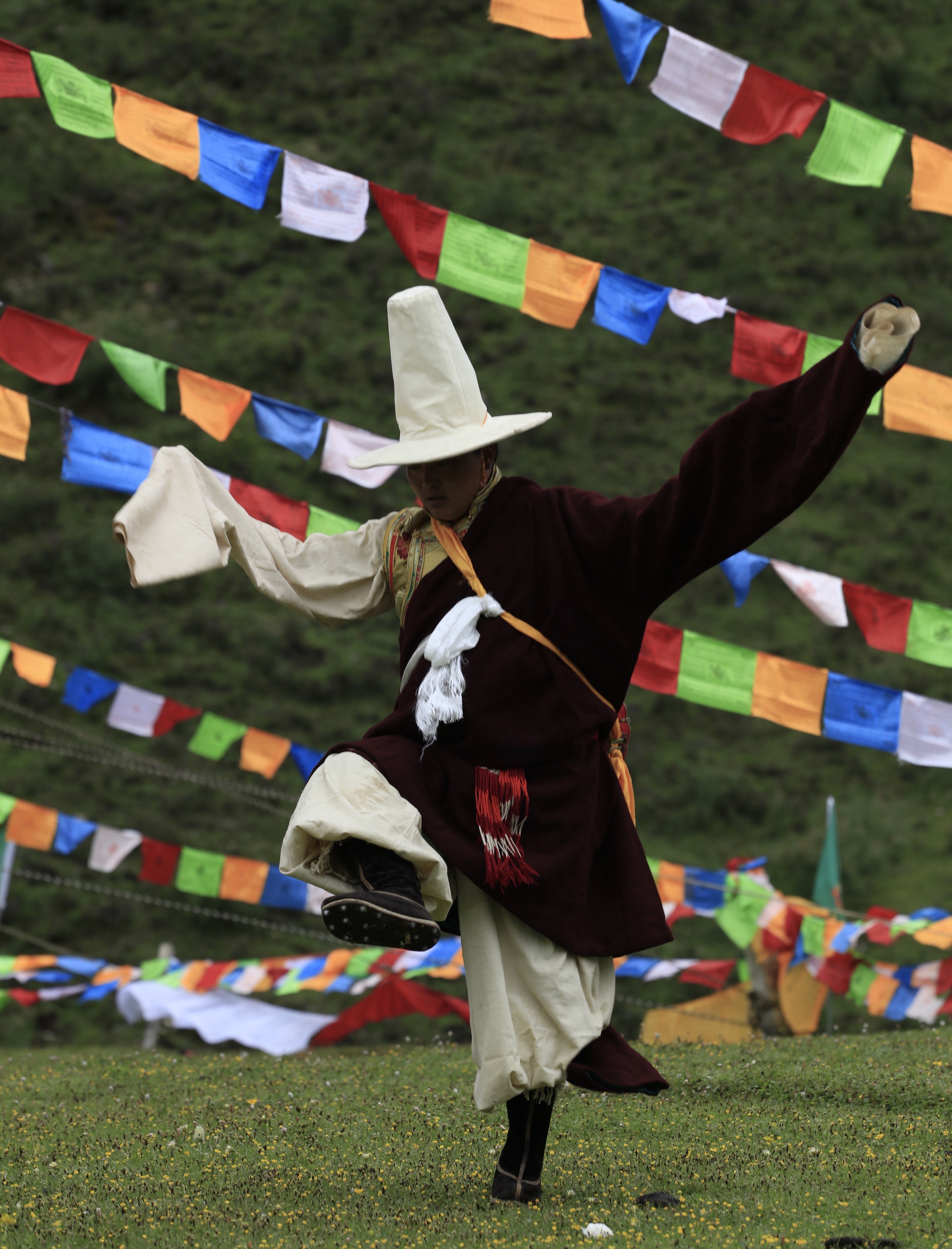 岭卓舞的"岭"是岭·格萨尔王的简称或一个地名,"卓"的藏语释意为舞蹈