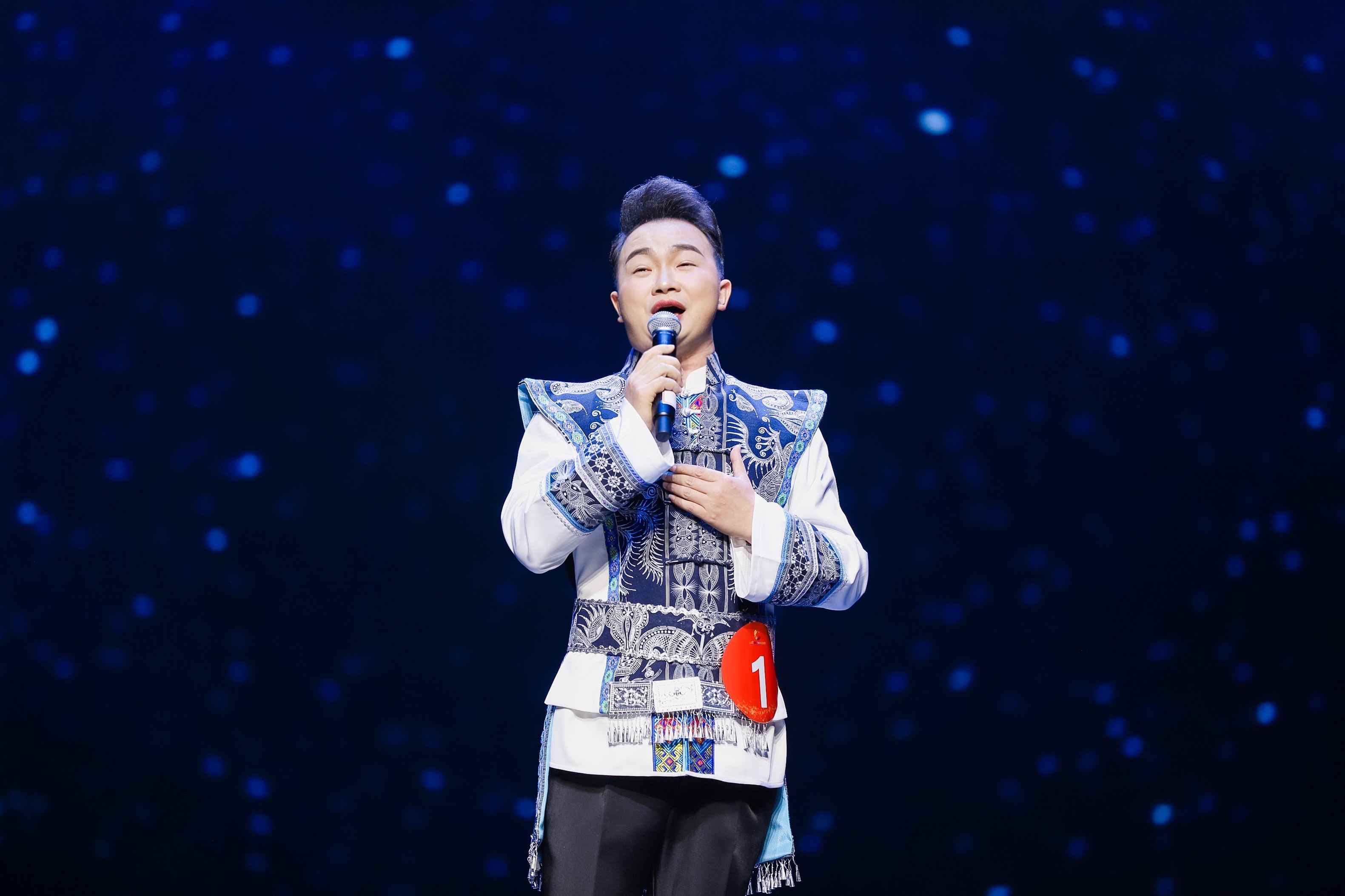 陈朝刚,中国内地青年民族男高音歌唱演员,<