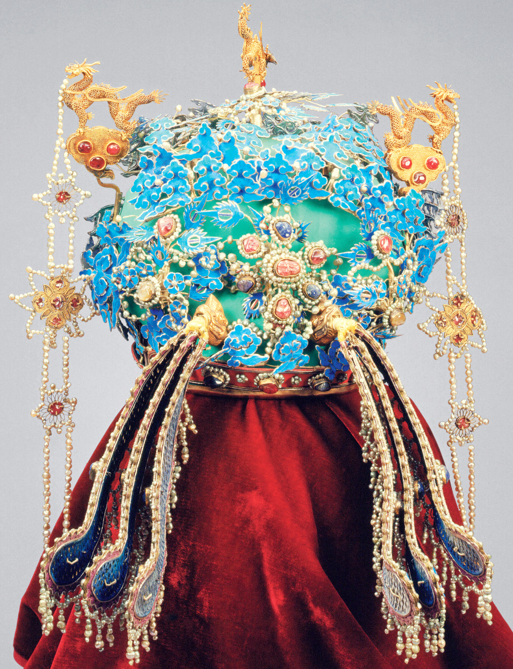  p>明孝靖皇后三龙二凤冠,是1956年出土于北京 a target="_blank"