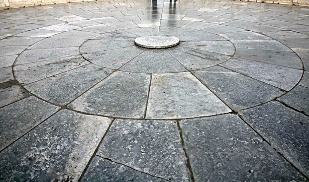  p data-id="gnwjn3sjk3">天心石,是天坛圜丘位于中心一块圆形 a