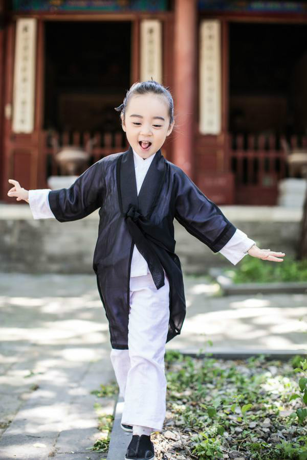  p>北京一组小道士造型照片在网络上走红,三个小朋