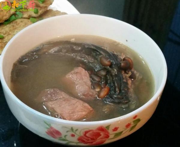  p>黑豆塘虱鱼汤,是以黑豆,塘虱鱼,猪瘦肉为原料制作的一道菜品. /p>