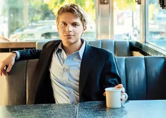  p>罗南·法罗,1987年出生于美国,律师,记者.