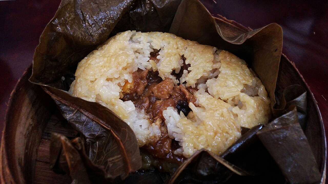 sticky rice in lotus leaf