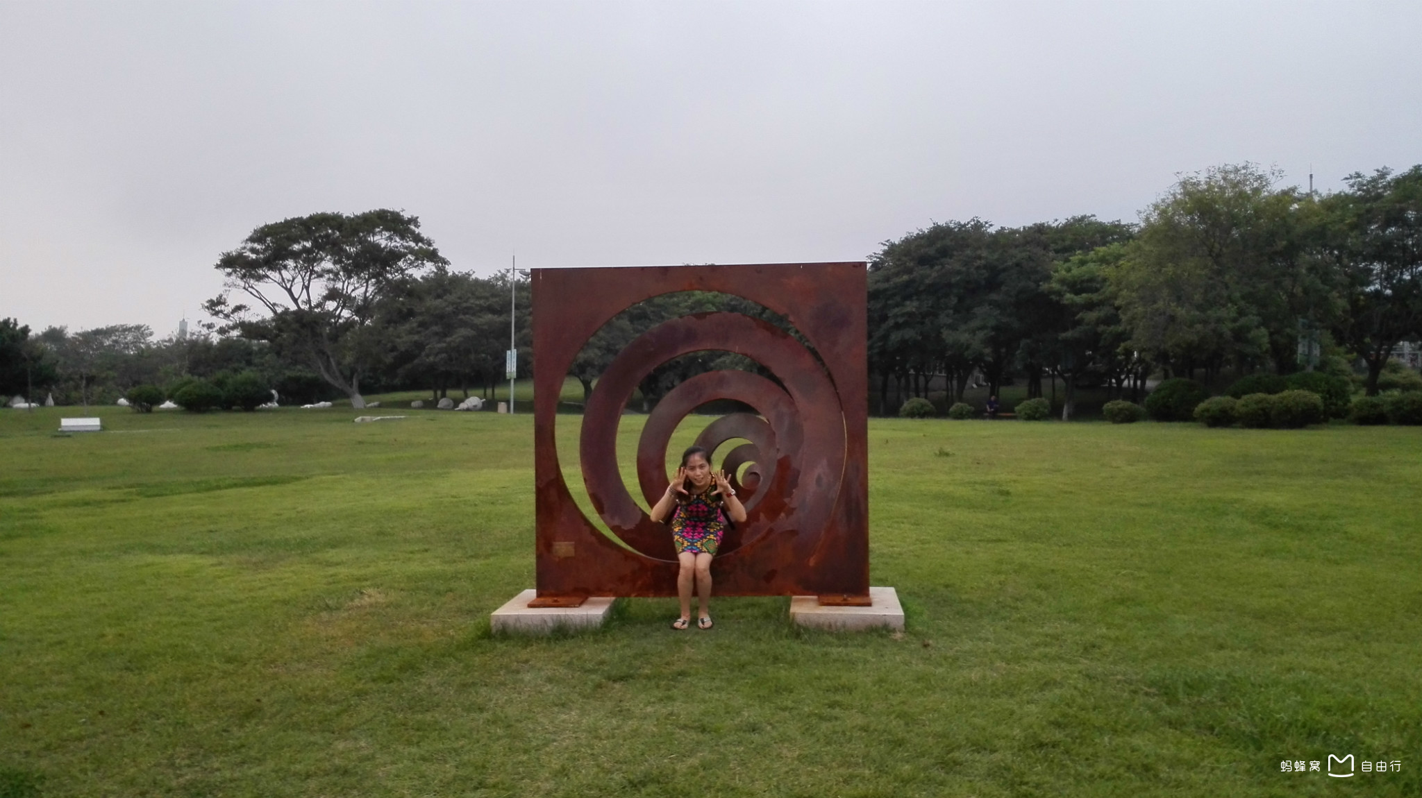 景区由室内雕塑艺术馆和室外雕塑公园两部分组成,总规划面积8公顷