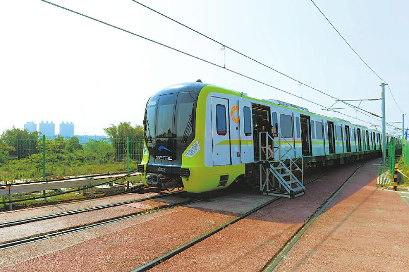 ">成都市 /a>建成的第十一条地铁线路,其整体呈东北—西南走向,列车