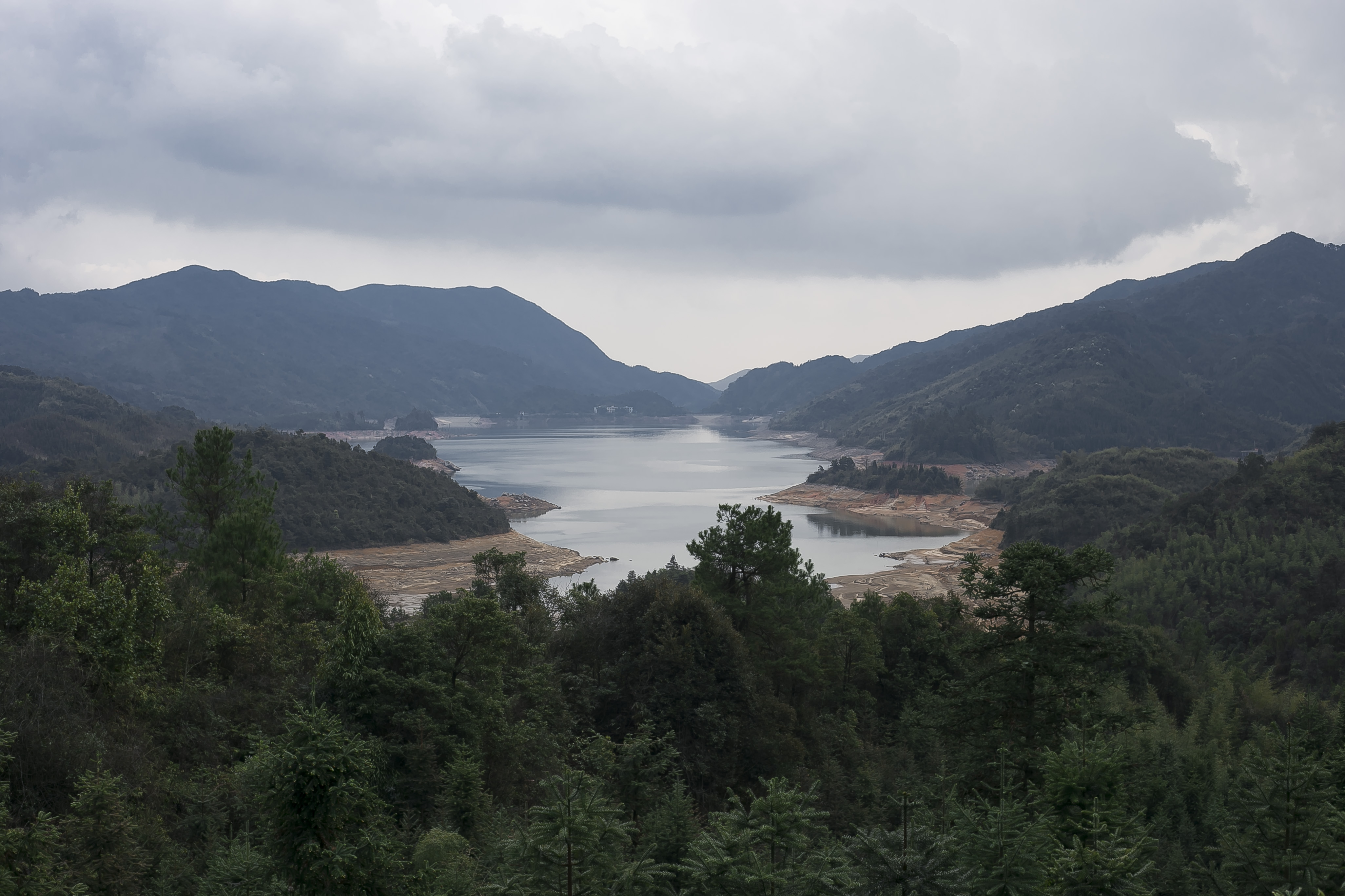 别名板洞水库,是广东省的一处景点,位于广东省连南瑶族自治县的南部