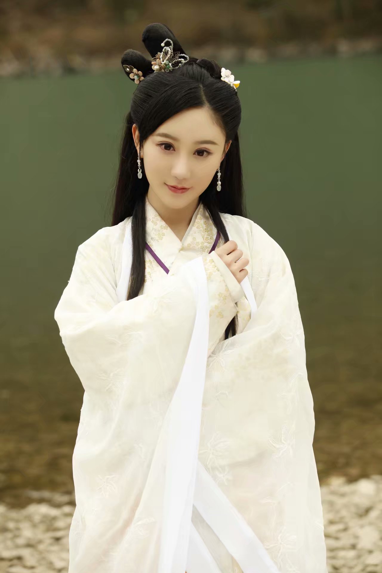 之何仙姑问情破红尘》)是由蓝火焰影视,乐众文化联合出品的古装神话剧