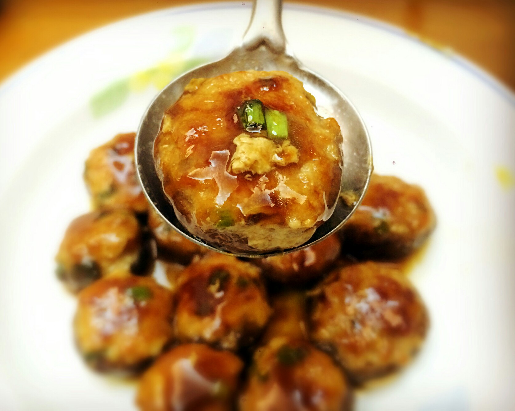  p>香菇酿肉是以绞肉,香菇等食材制成的一道菜品,属于家常菜.