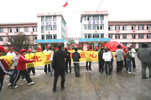  p>霸州市第二中学是由原二中,四中合并组建的一所规模较大的国办初级