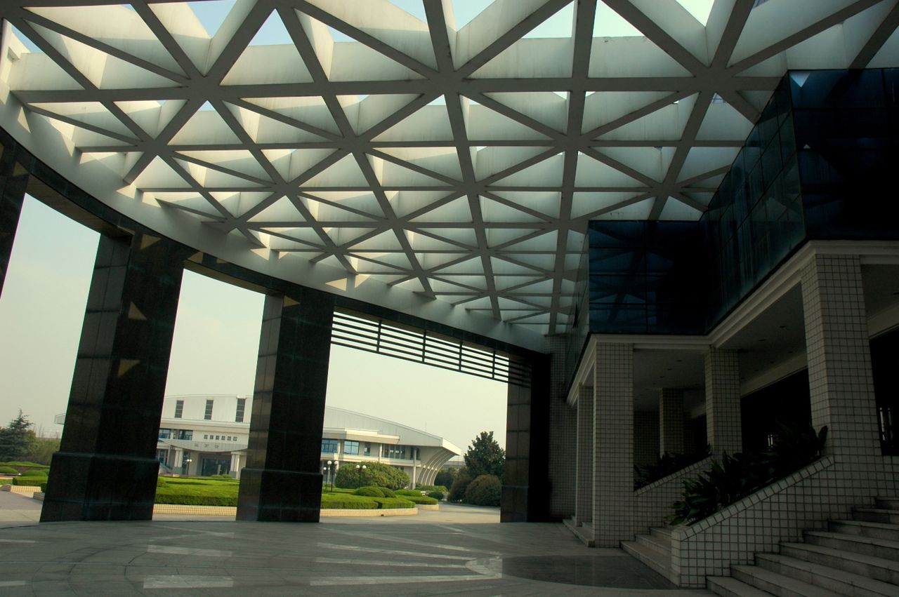  p>上海市育才中学为静安区的一所实验性示范性高中,建校于1901年.