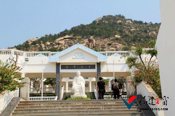  p>漳州普照寺位于龙海县港尾镇,通往牛头山古火山口的路上,坐落在南