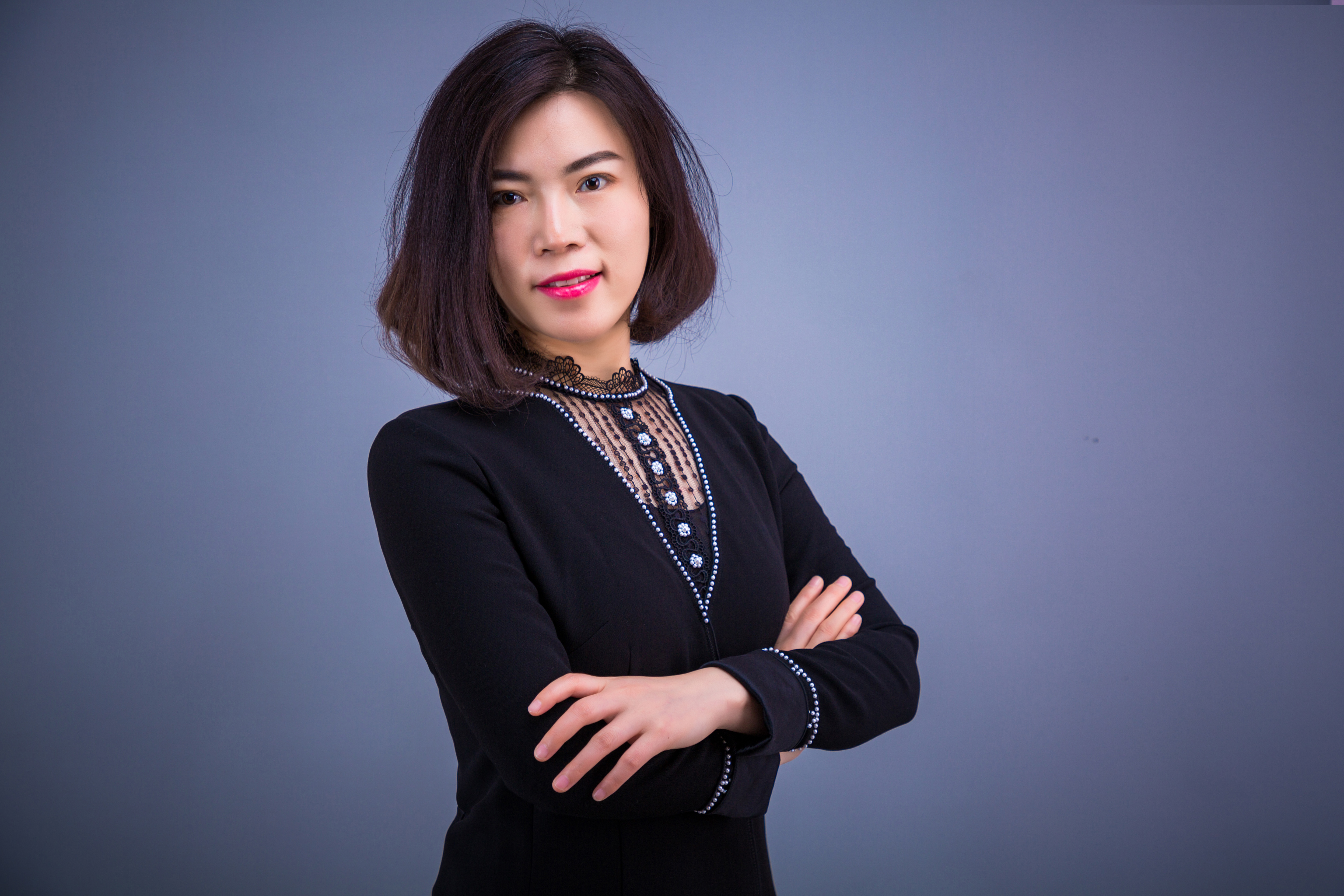 黎星,女,整形外科医生,任职于:北京爱多邦