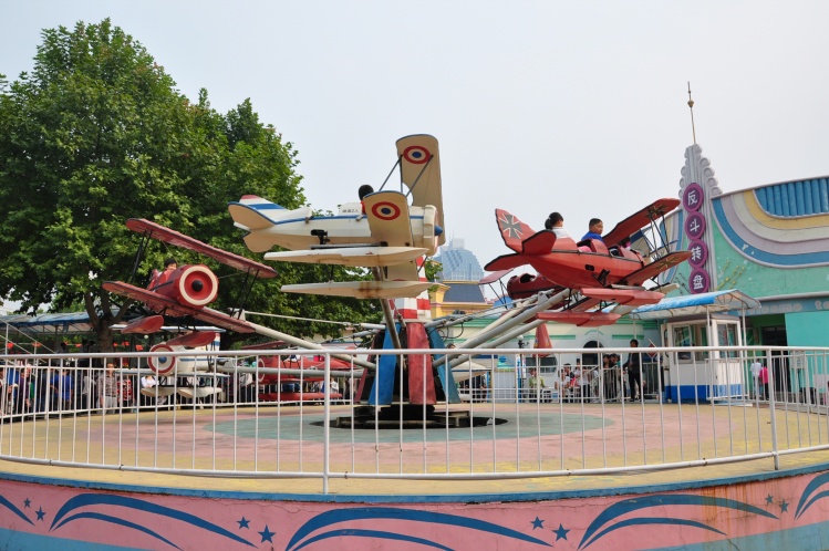  p>潍坊富华游乐园是潍坊新立克集团公司与美国亚洲娱乐有限公司合资