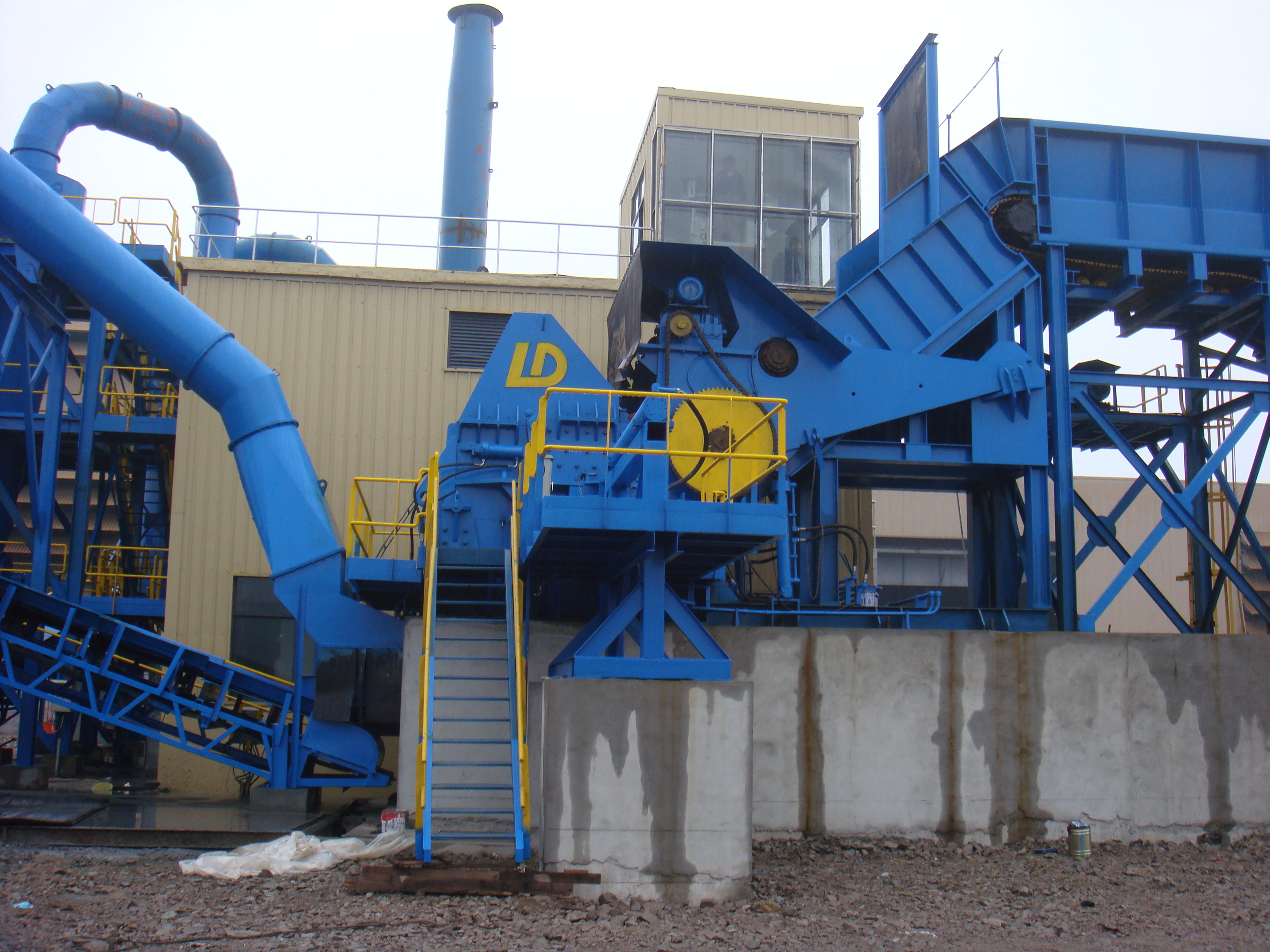 是一种粉碎废旧金属物料的机器,根据其破碎物料不同又可称为 a t