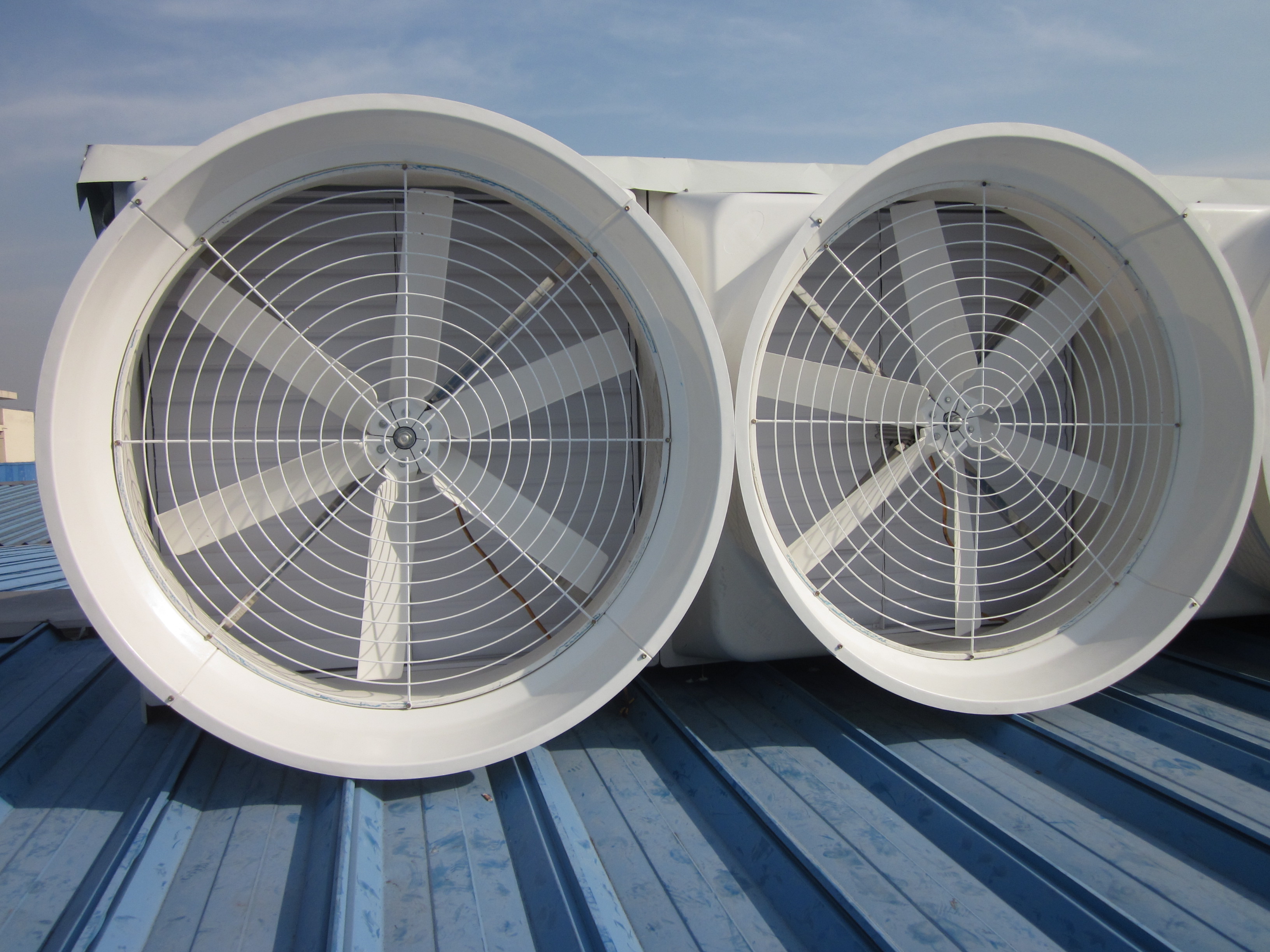  p>负压风机降温设备是一种利用空气对流,负压换气的降温的设备.