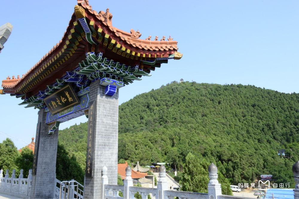  p>骊山是秦岭山脉的一个支脉,海拔1302米,是燕山晚期上升形成的突兀