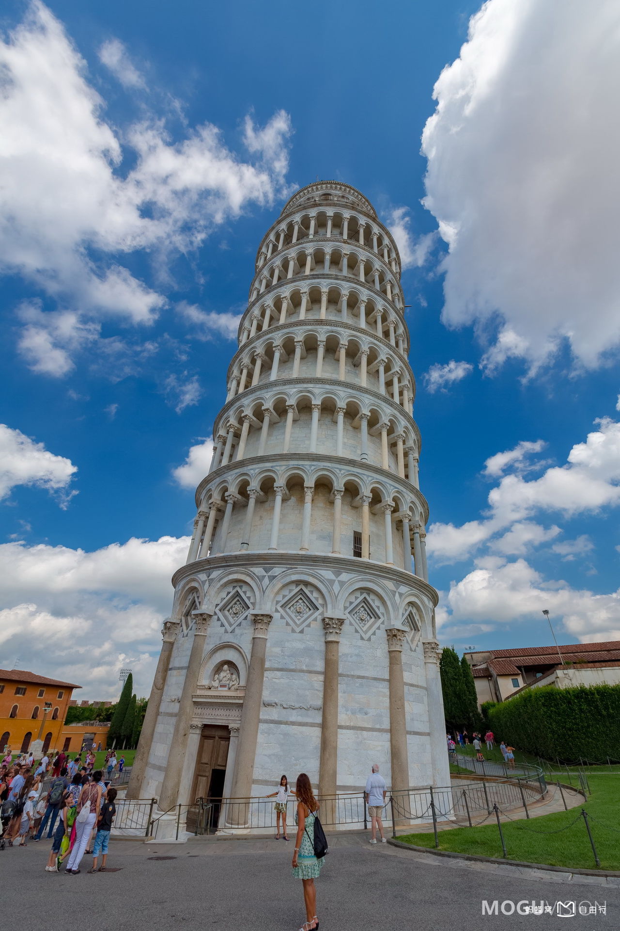 torre pendente di pisa或torre di pisa,英语:leaning tower of pisa