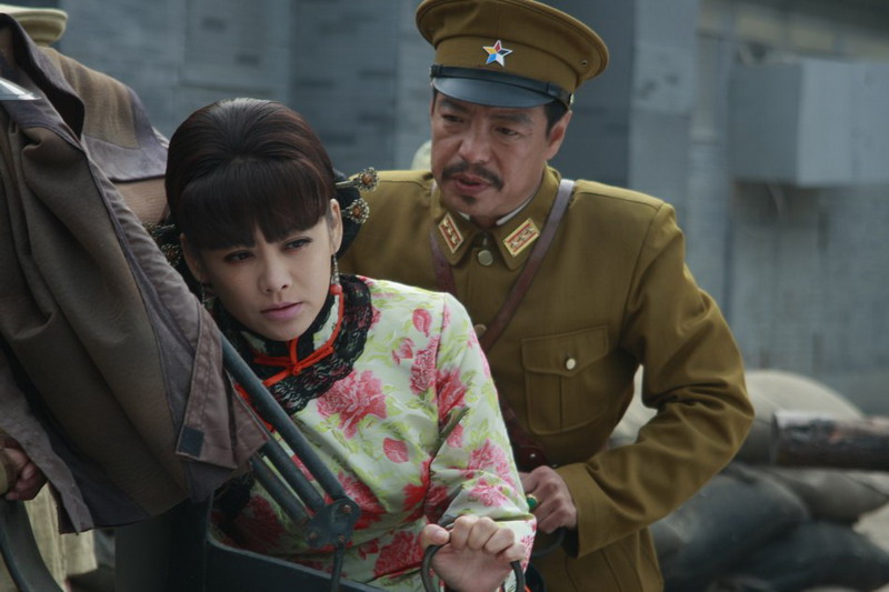  p>《三进山城》是由上海三元影视有限公司出品的电视剧,卫翰韬执导, 