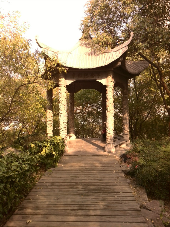  p>八字山位于 a href="#" data-lemmaid="2207627">南京市 /a>鼓楼区