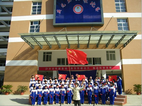  p>英山县实验中学始建于1978年,迁建于1999年,学校绵承 a href="#"