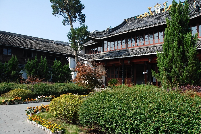  p data-id="gnwiqfrw95">蒋氏故居,即蒋介石前后几辈的故居.