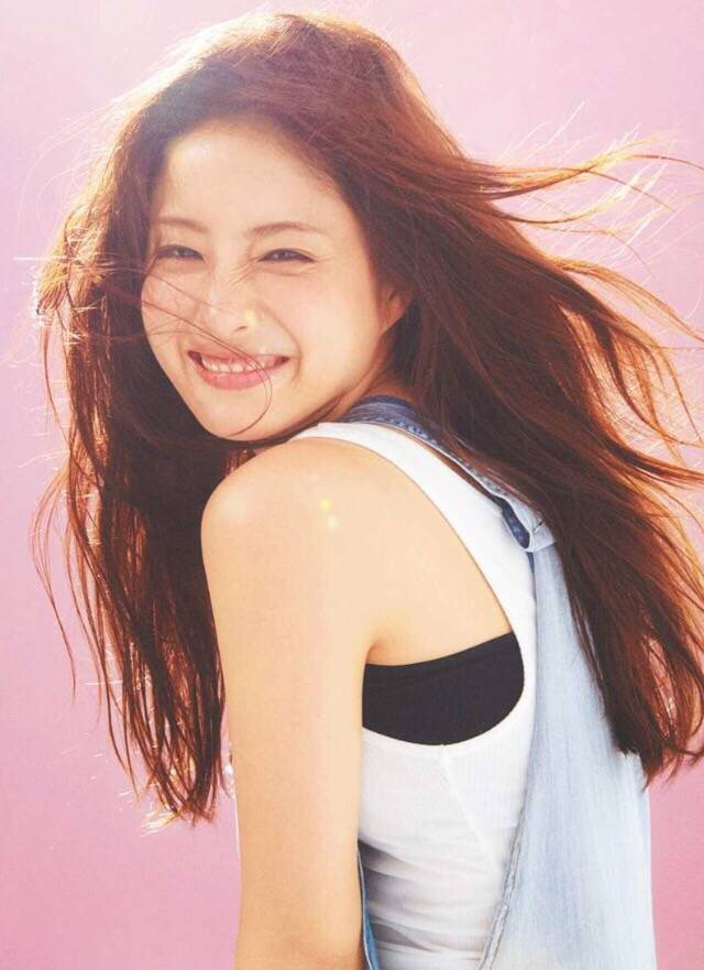  p>石原里美,1986年12月24日出生于日本东京都,日本女演员,主持人.