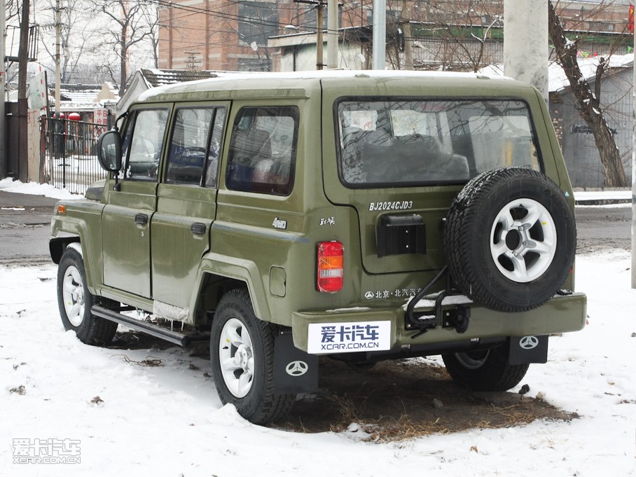 战旗车是北汽在212系列车型底盘基础上进行了外形,内饰,动力系统的全