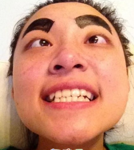 鬼脸妹子犯二图走红