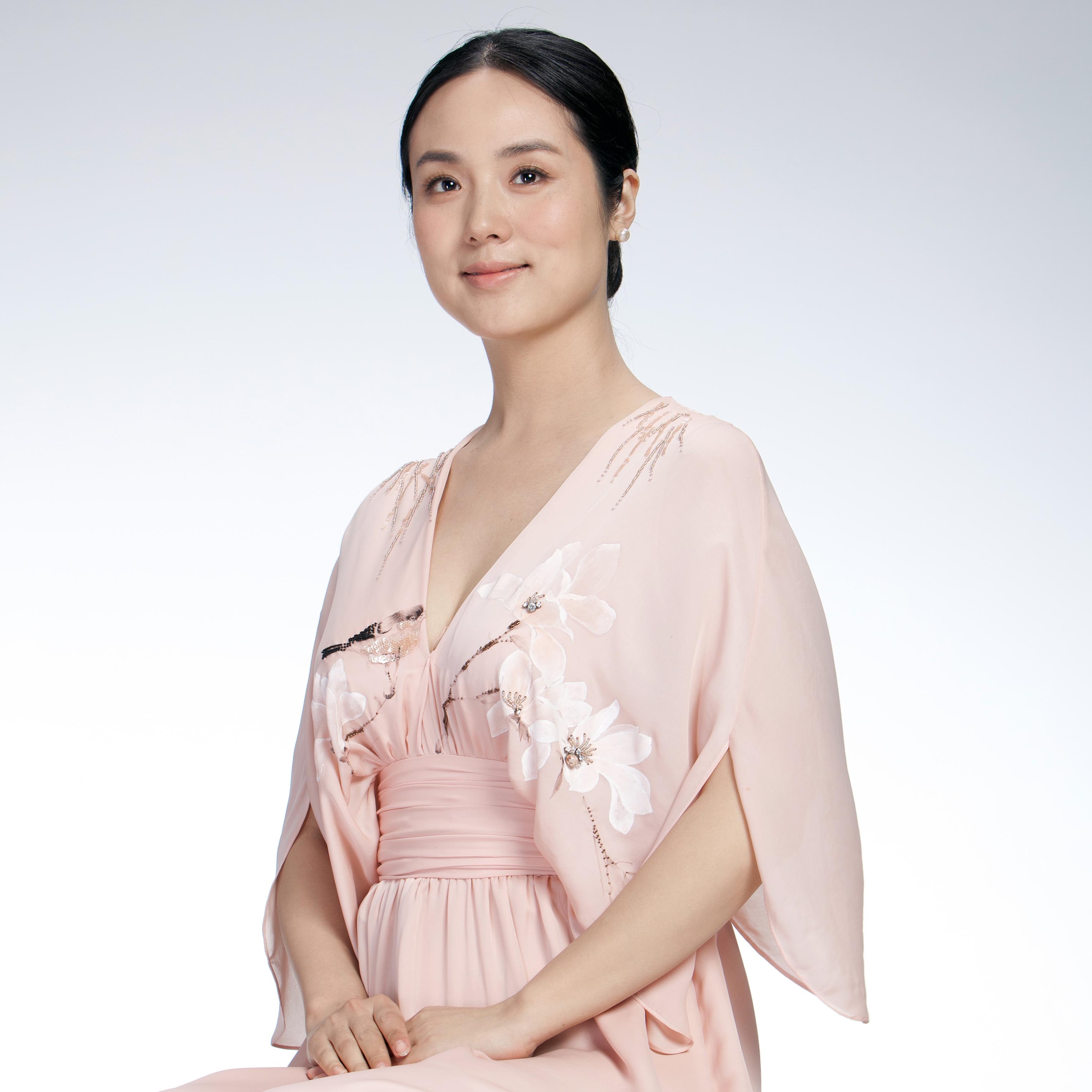 《与君饮》是哈辉演唱的一首歌曲,由郭晓晔