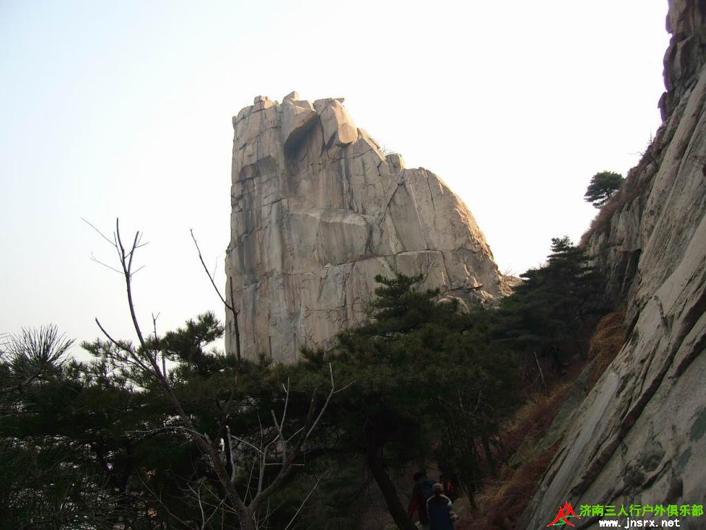  p>傲徕峰是泰山西路著名的山峰之一,海拔高度达978米.