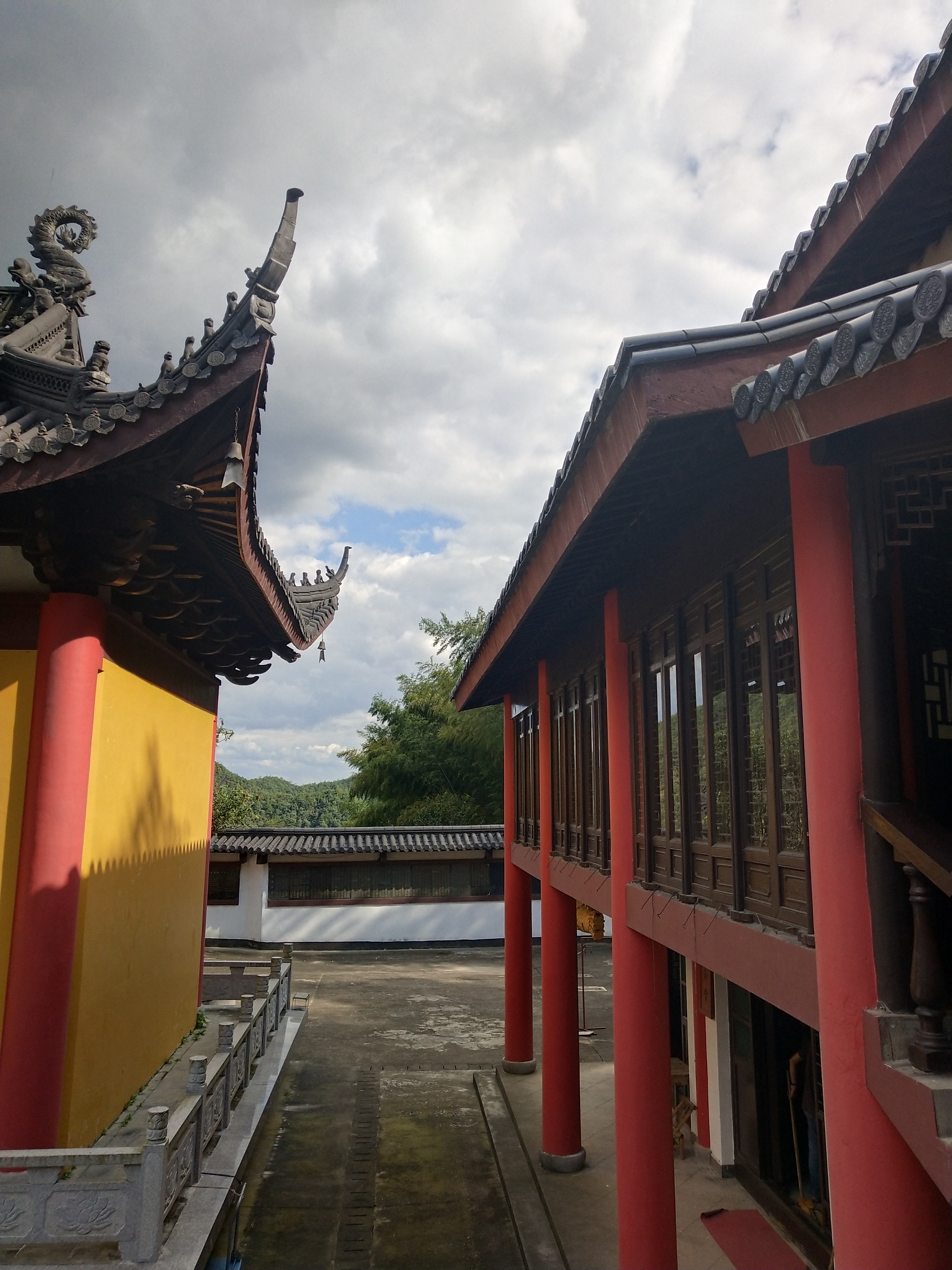  p>莲华庵,位于今浙江省诸暨市马剑镇张家坞村佛光山顶.
