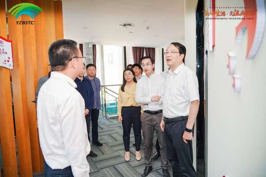 东与江都区隔河相邻,南接夏桥村,与杭集镇相连,北与泰安镇接壤,西邻