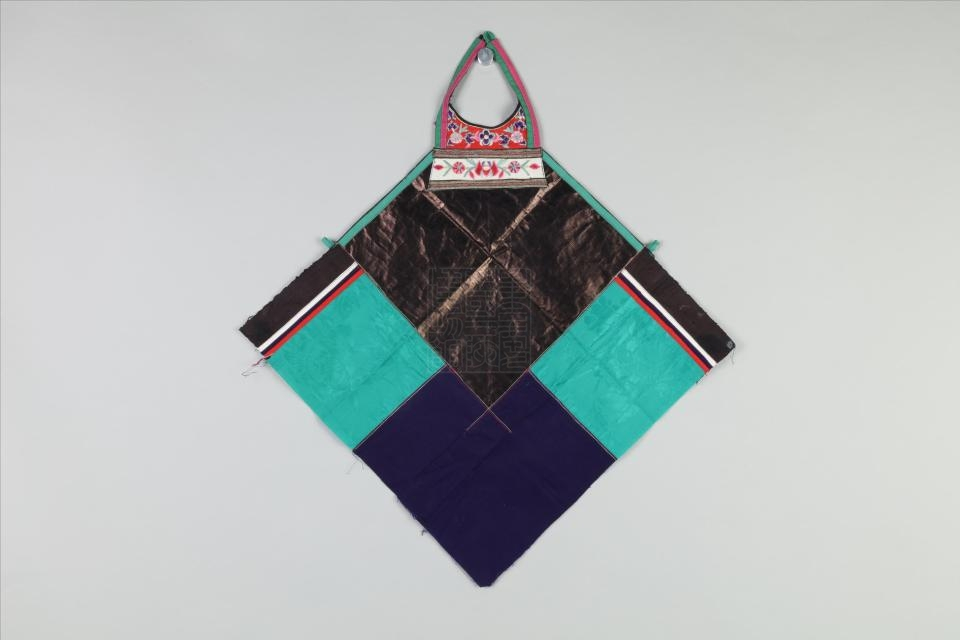 现代侗族绣花镶边兜肚