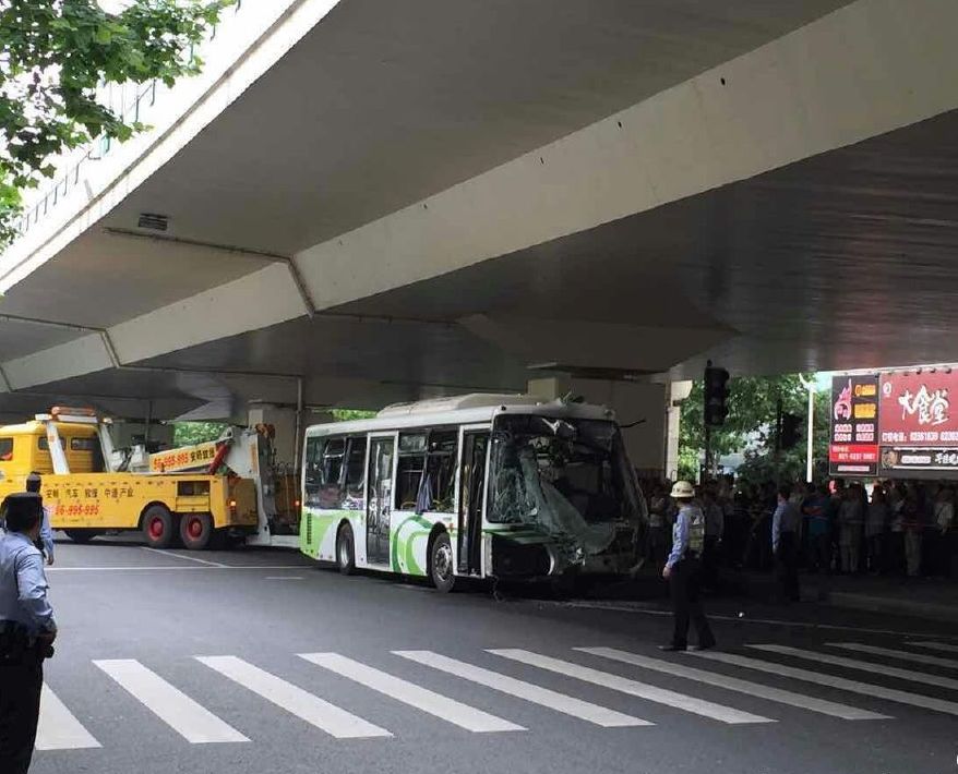 11时40分发生在上海延安西路274号附近的公交车撞上高架立柱的事故