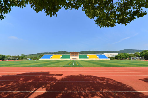 <p>田径场