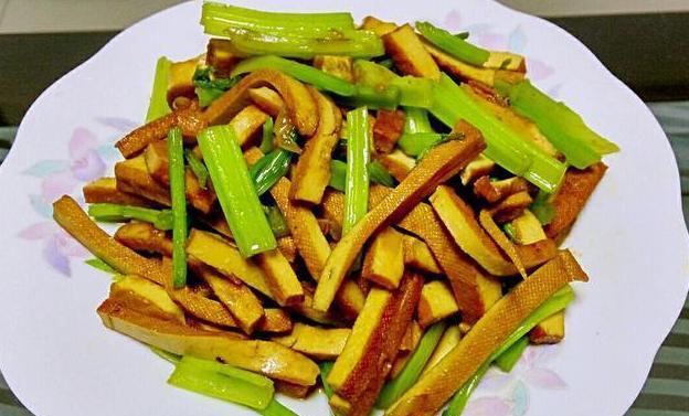  p data-id="go19x9zv0o">香芹炒豆干是一道美味佳肴,主料是芹菜, a