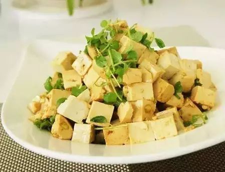  p>青辣椒拌豆腐是一道美食,制作材料有豆腐,青椒,菜籽油,生抽,芝麻油