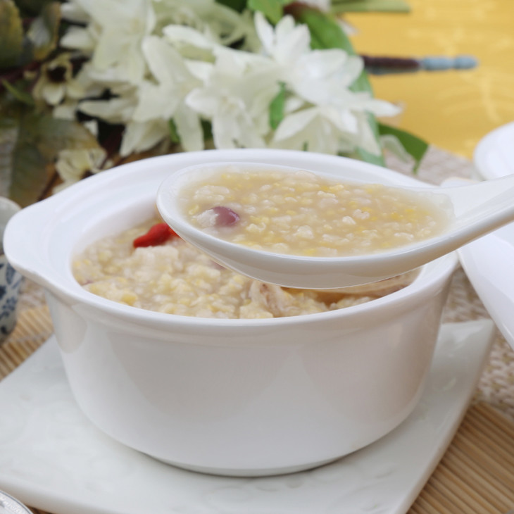  p>白术茯苓粥是一道以白术,茯苓为主要食材制作的药膳,有健脾行水的