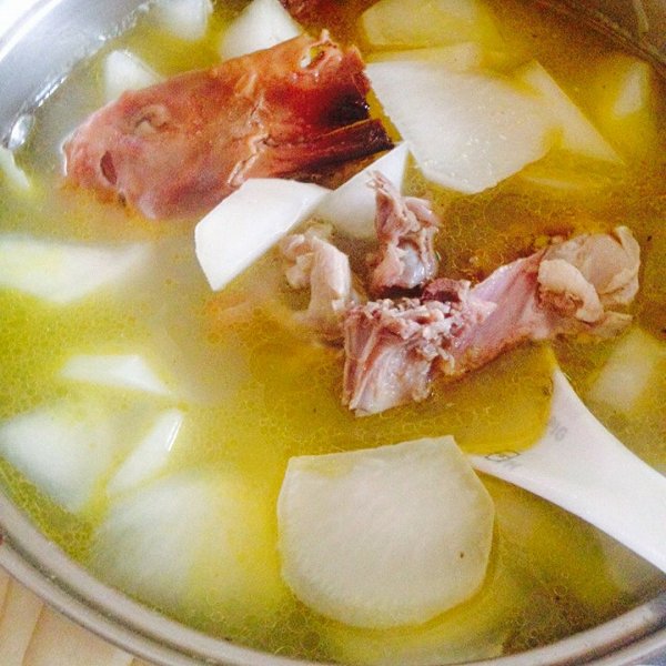 烤鸭架子萝卜汤