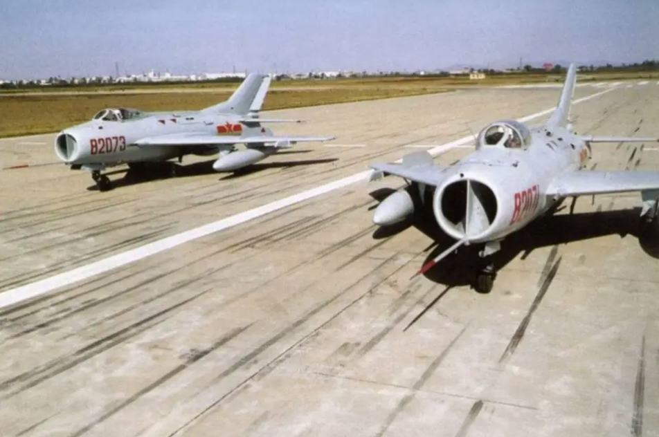 1965年美空军犯境，解放军起飞4架歼5迎战，一枪未开令其损失3架_百科TA说