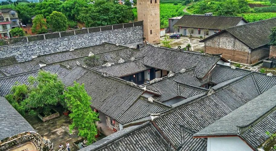屈氏庄园,又名方洞石牌坊老房子,位于四川省泸州市泸县方洞镇石牌坊村