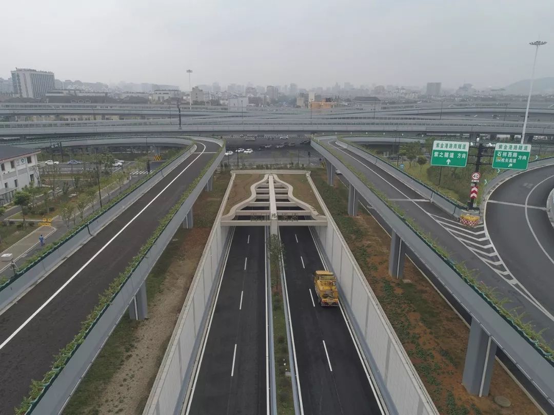 杭州市的一条东西向城市快速路,全线由德胜快速路高架桥和文一路隧道
