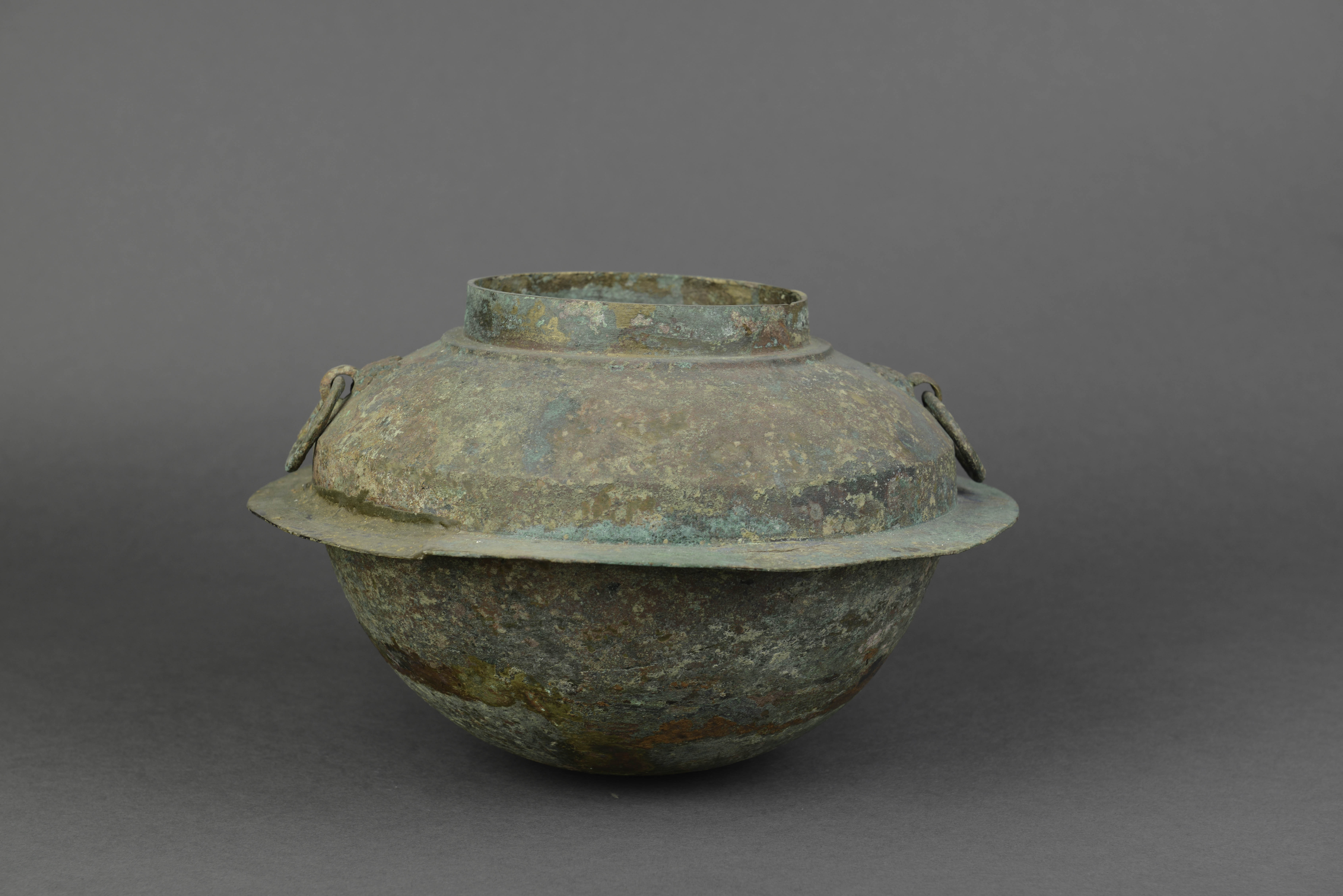 汉铜釜是汉代文物,现收藏于<a target="