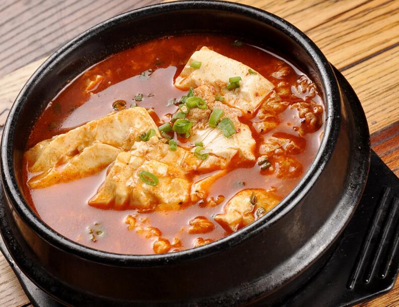  p>韩国辣酱豆腐汤是一道由韩国,白菜等做成的美食. /p>