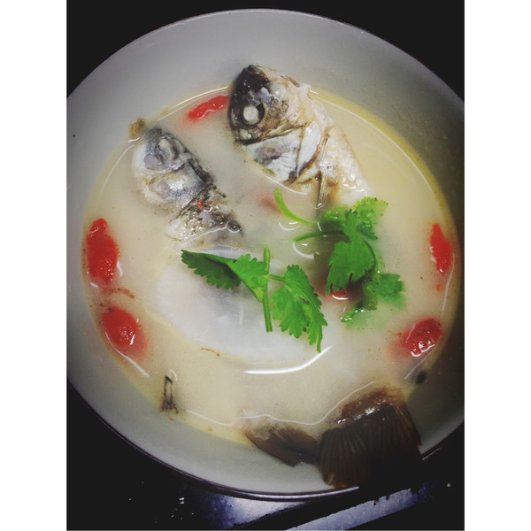  p>鲫鱼1条,枸杞10克,酱油,油,葱,姜,胡椒,盐各适量. /p>