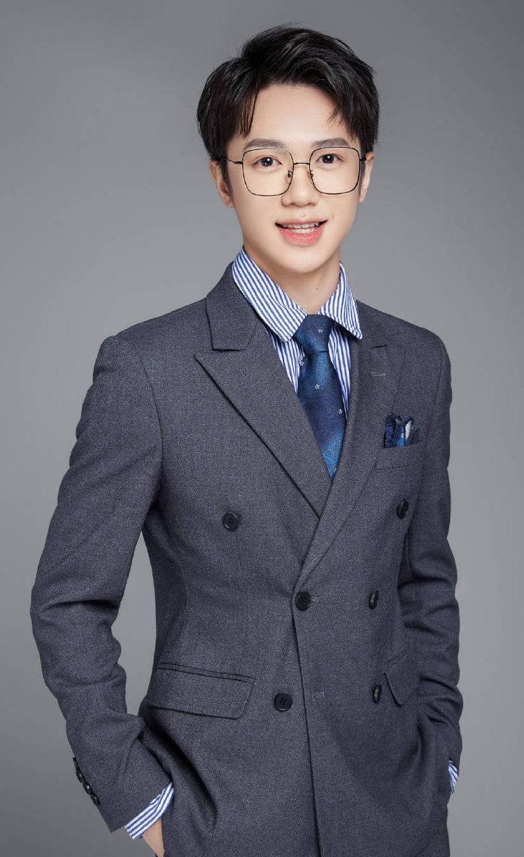 梁坚洛,出生于2000