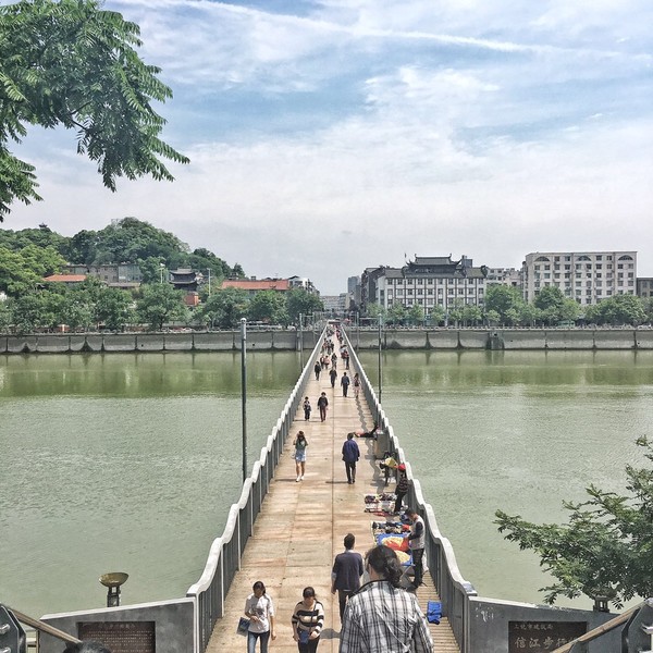  p>信江步行桥(xinjiang pedestrian bridge),简称步行桥,是位于中国